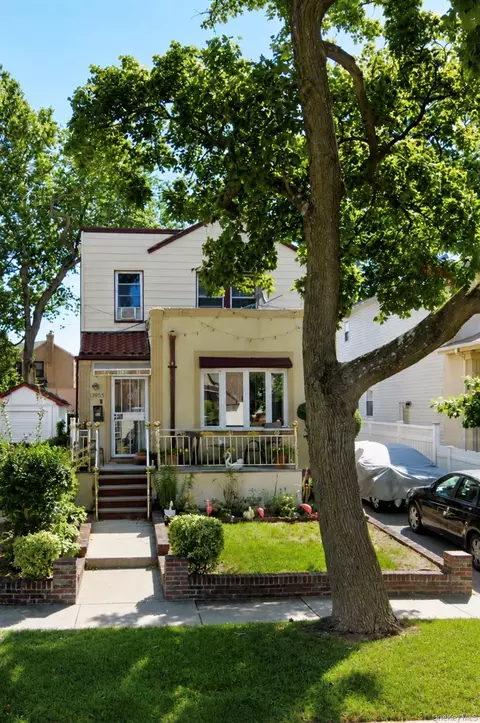 13955 230th Pl, New York, NY 11413