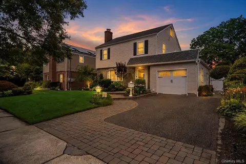 10 Crimson Ave, Malverne, NY 11565