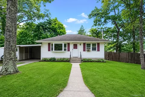 45 Dawn Rd, Rocky Point, NY 11778