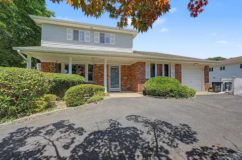 16 Cross Bow Ln, Commack, NY 11725