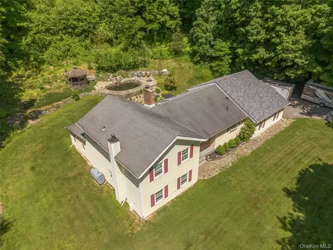 21 Straub Dr, La Grange, NY 12569