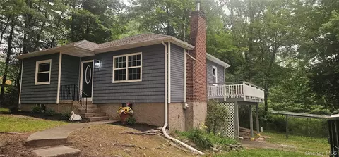 1 Corkscrew Rd, Highland, NY 12732