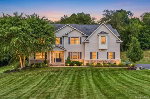 16 Canterbury Ln, Warwick, NY 10990