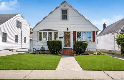 932 Cherry Ln, North Hempstead, NY 11001