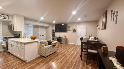 17 Cheyenne Ct #17, Coram, NY 11727