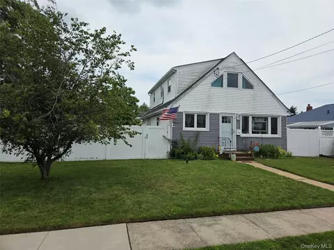 231 E Hampton Rd, Lindenhurst, NY 11757