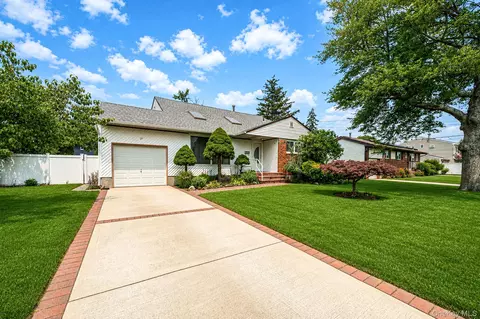 27 Ventura Dr, North Babylon, NY 11703