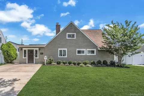31 Martin Ln, Westbury, NY 11590