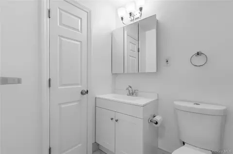 Bath - 2 Woods End Cir #L, Peekskill, NY 10566 photo 1 of 2