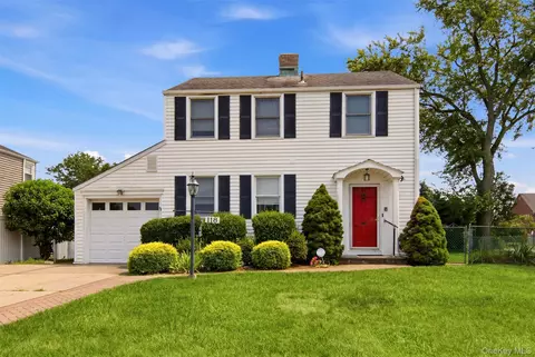 118 Magnolia St, North Hempstead, NY 11590