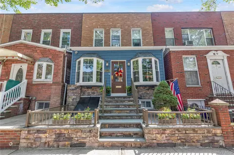 71-27 68th St, New York, NY 11385