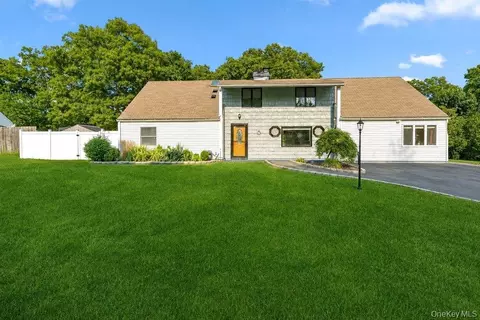 21 Hackberry Ln, Holbrook, NY 11741