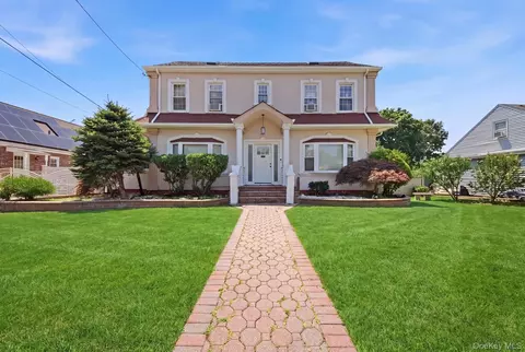 810 Wallace Ave, Baldwin, NY 11510