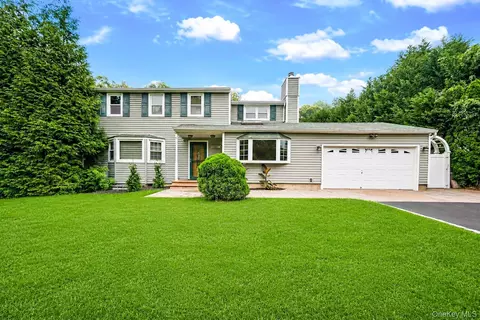 35 Scout Trl, Ridge, NY 11961