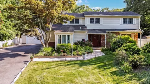 6 Marlon Ln, Hauppauge, NY 11788