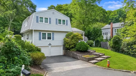 35 Sanford St, Huntington Station, NY 11746