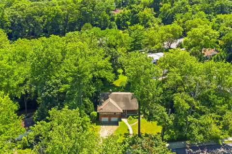80 Nassau Dr, North Hempstead, NY 11021