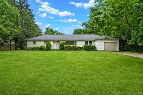 685 Village Ln, Mattituck, NY 11952