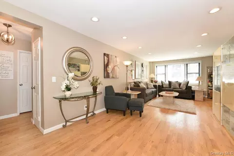 2 Birchwood Ct #1C, Mineola, NY 11501