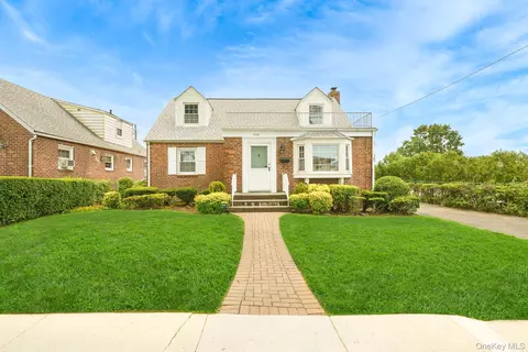 204 Center St, North Hempstead, NY 11596
