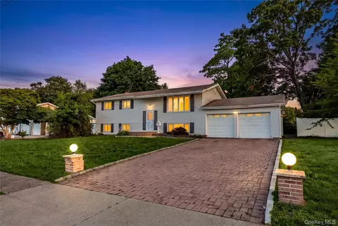 36 Clearview Dr, Wheatley Heights, NY 11798