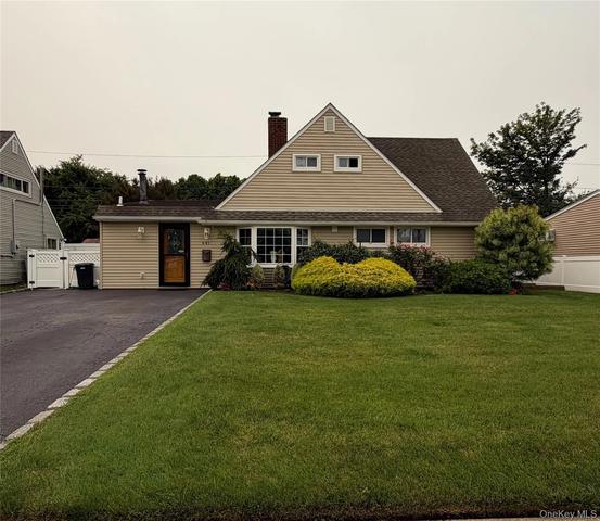 261 Elm Dr S, Levittown, NY 11756