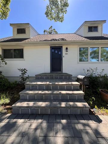 233 S 15th St, Lindenhurst, NY 11757