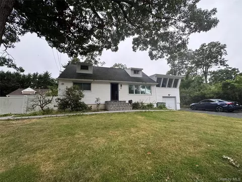233 S 15th St, Lindenhurst, NY 11757