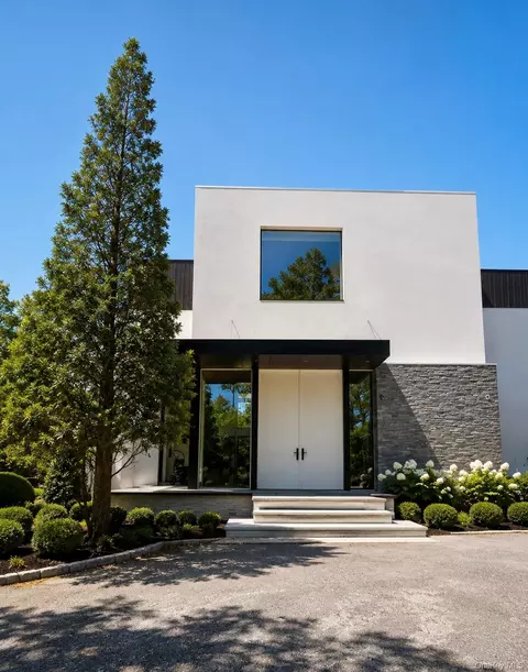 87 Castle Hill Ct, Southampton, NY 11968