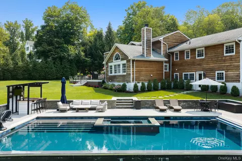 8 Seymour Pl W, North Castle, NY 10504