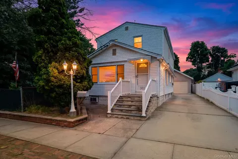 303 Oceanside Pkwy, Oceanside, NY 11572