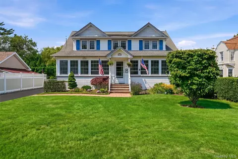 11 Hampton St, Sayville, NY 11782