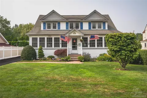 11 Hampton St, Sayville, NY 11782