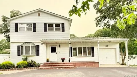 37 Hampton Ave, Mastic, NY 11950