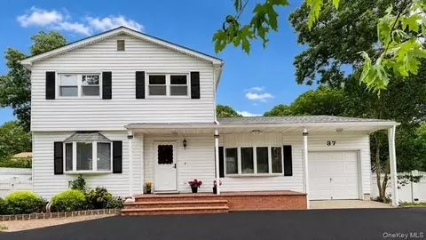 37 Hampton Ave, Mastic, NY 11950