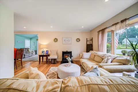 Living - 17 Brian Rd, Wappingers Falls, NY 12590 photo 2 of 4