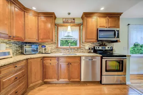 Kitchen - 17 Brian Rd, Wappingers Falls, NY 12590 photo 4 of 6