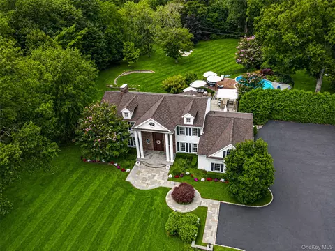 15 Dogwood Hl, Glen Head, NY 11545