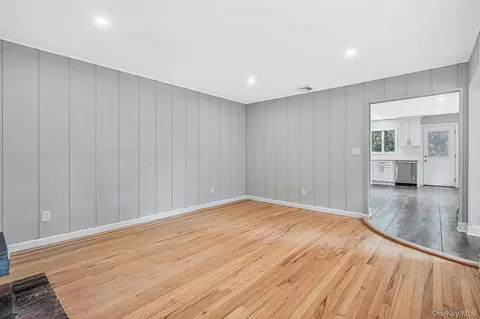 Living - 194 Phyllis Dr, Patchogue, NY 11772 photo 2 of 4