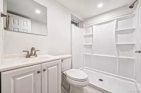 Bath - 194 Phyllis Dr, Patchogue, NY 11772 photo 3 of 3