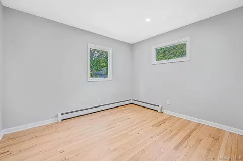 Bedroom - 194 Phyllis Dr, Patchogue, NY 11772 photo 5 of 8
