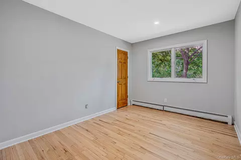 Bedroom - 194 Phyllis Dr, Patchogue, NY 11772 photo 3 of 8