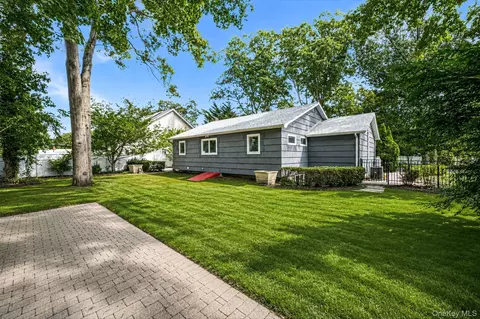 Exterior - 194 Phyllis Dr, Patchogue, NY 11772 photo 2 of 7