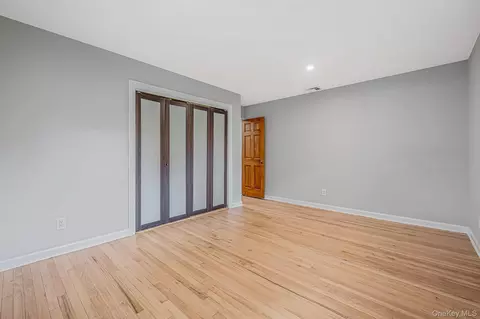 Bedroom - 194 Phyllis Dr, Patchogue, NY 11772 photo 2 of 8