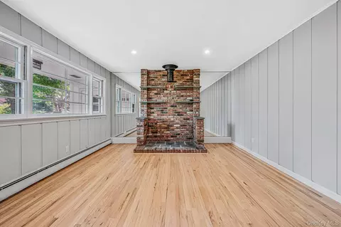 Living - 194 Phyllis Dr, Patchogue, NY 11772 photo 3 of 4