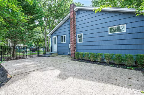 Exterior - 194 Phyllis Dr, Patchogue, NY 11772 photo 7 of 7