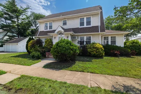 59 Hampton Rd, Lynbrook, NY 11563