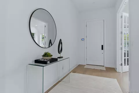 Entry Way - 4 Primrose Ln, Rye Brook, NY 10573 photo 1 of 3