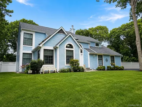 3 Woodhollow Ct, Medford, NY 11763