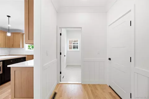Entry Way - 152 Jayne Ave, Patchogue, NY 11772 photo 4 of 8